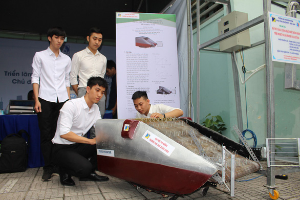 Sinh viên sáng chế phương tiện gom rác thủy bộ