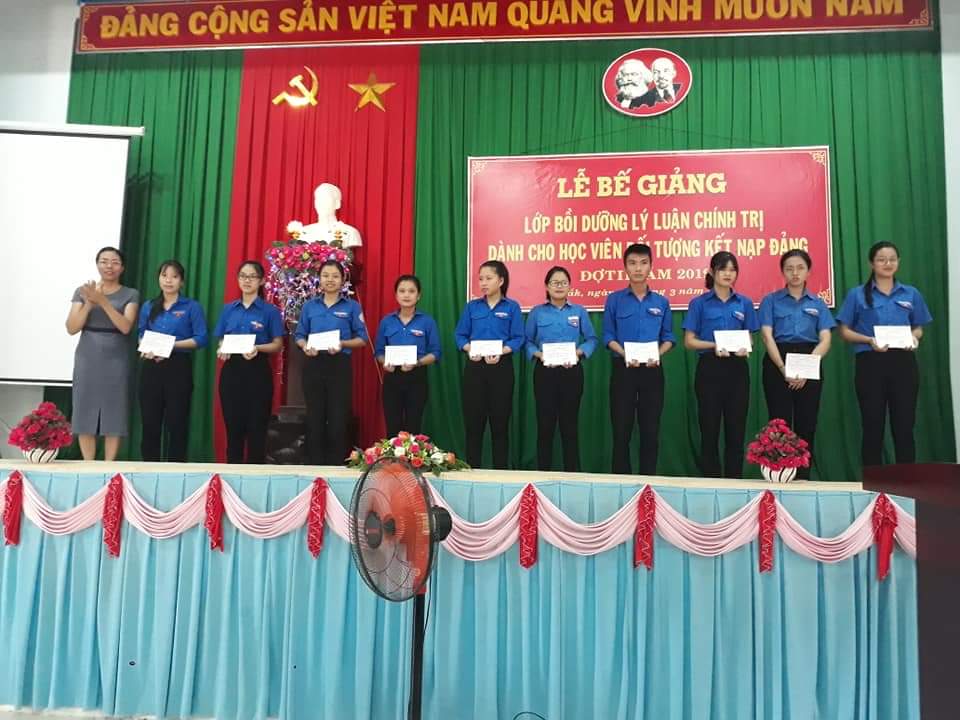 Huyện Lắk: 61 học sinh được bồi dưỡng lý luận chính trị kết nạp Đảng