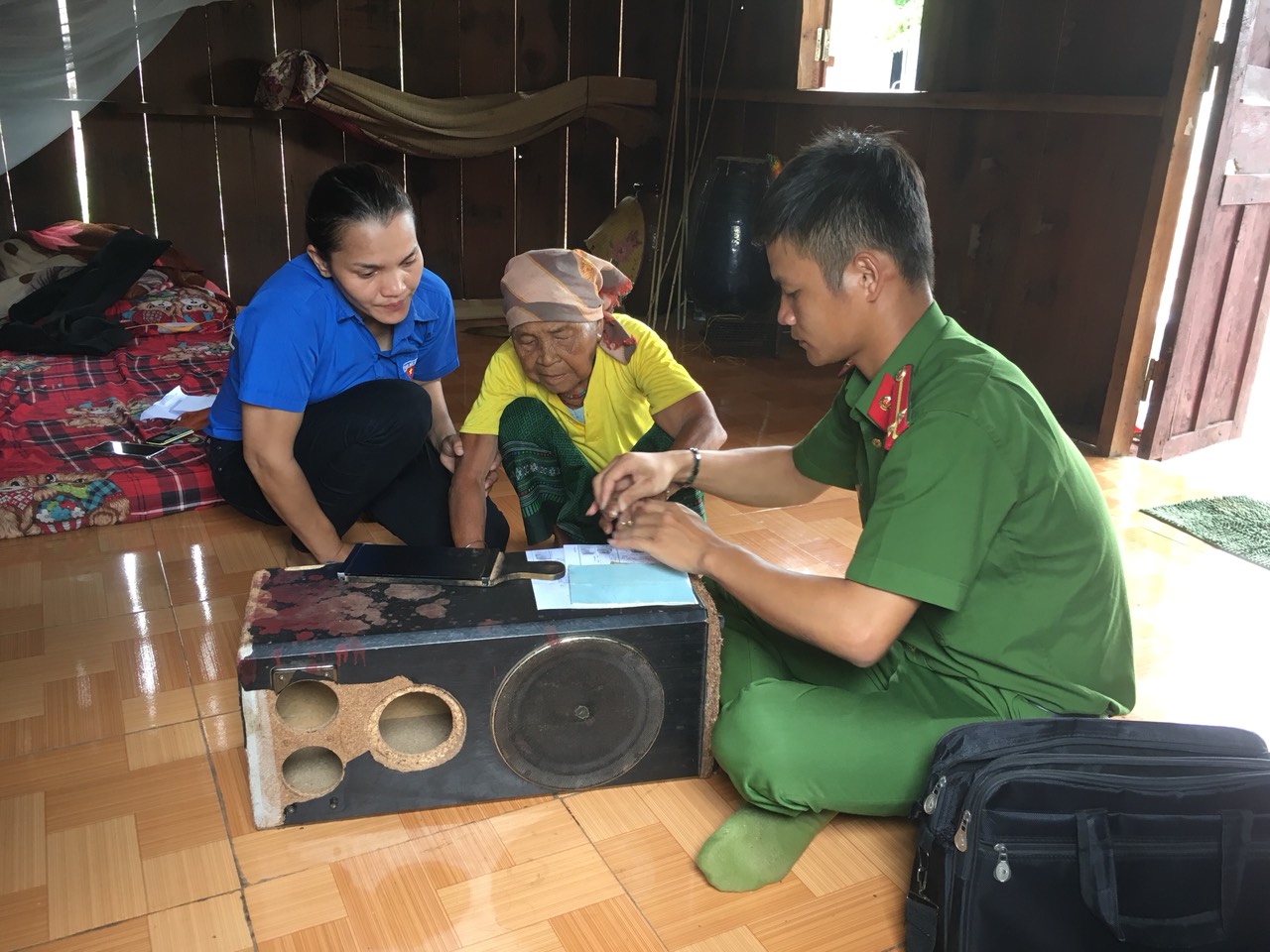 Tặng quà và làm chứng minh nhân dân cho người dân huyện Buôn Đôn và Ea Súp