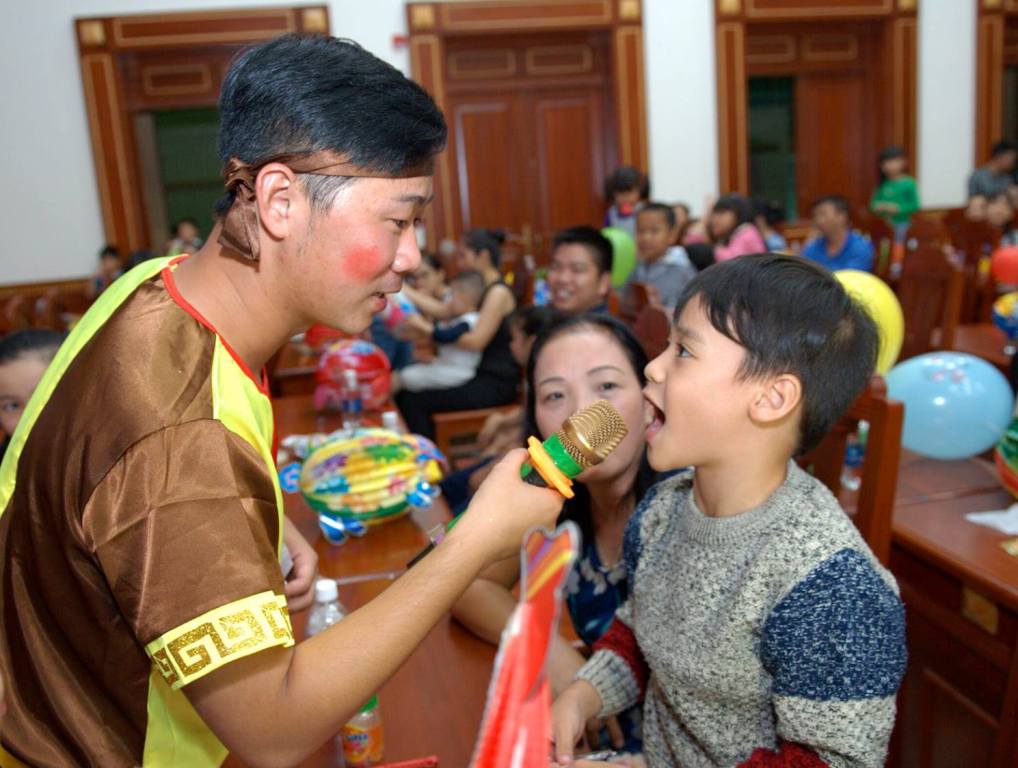 Trao quà Tết Trung thu tặng các em thiếu nhi