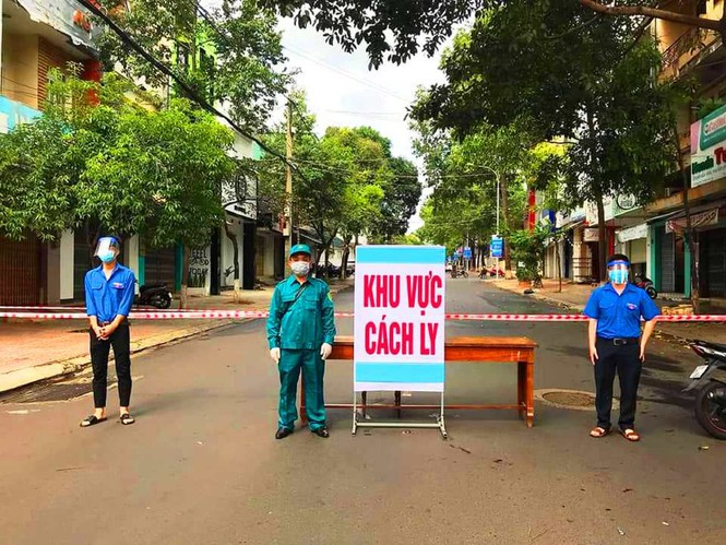 ‘Áo xanh’ Buôn Ma Thuột vào tận nơi phong tỏa tiếp tế cơm, gạo... cho dân