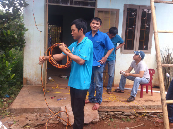 Tuổi trẻ thị trấn Quảng Phú (huyện Cư M'gar) góp phần mang ánh điện đến cho người nghèo