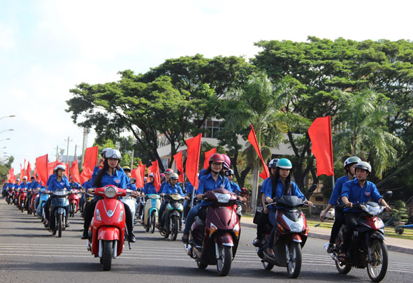 Tuổi trẻ xung kích bảo đảm an toàn giao thông 