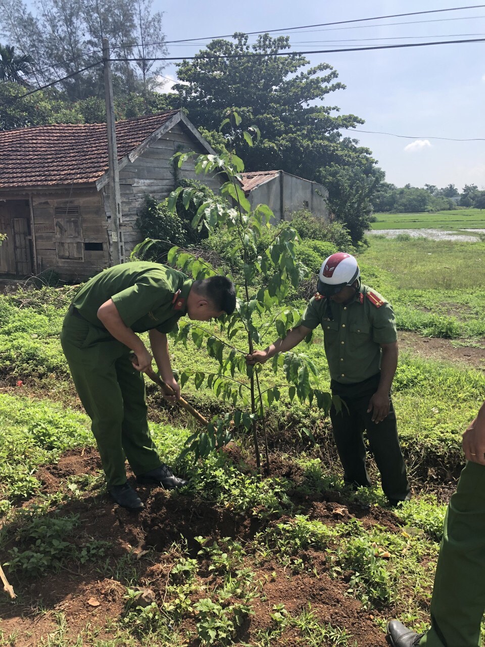 Đoàn viên thanh niên Công an tỉnh chung tay hưởng ứng Ngày Môi trường thế giới.