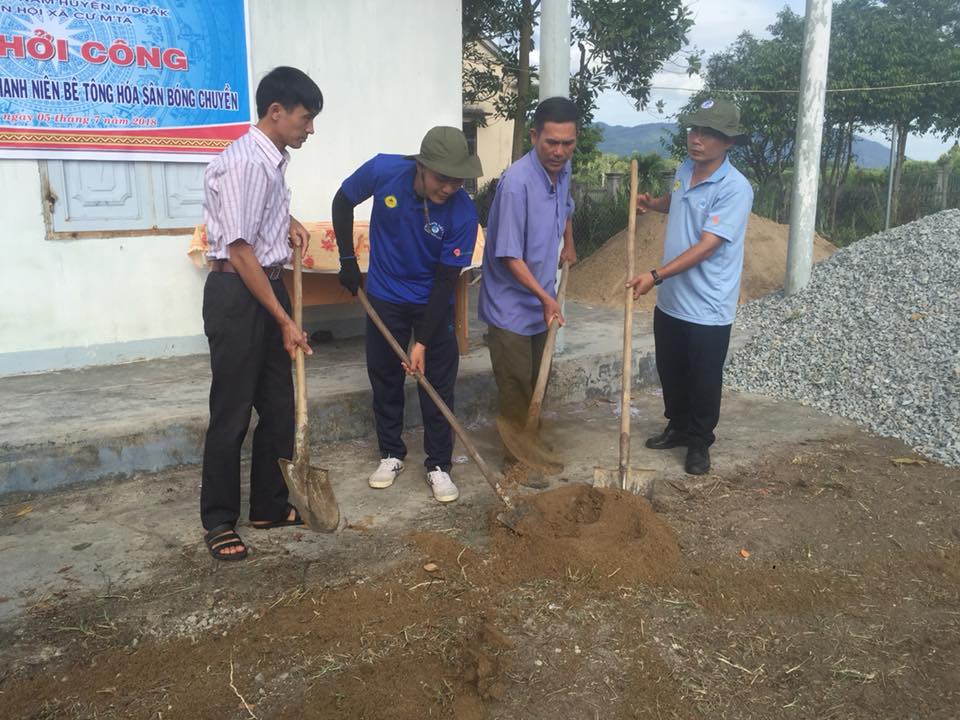 Khởi công công trình thanh niên sân bóng chuyền tại xã Cư M’ta, huyện M’Đrắk