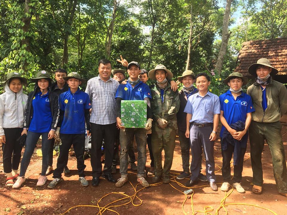 Thăm và tặng quà chiến sỹ Mùa hè xanh ở mặt trận Cư M’gar