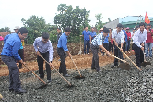 Khởi công công trình thanh niên làm đường nông thôn tại xã Cuôr Knia