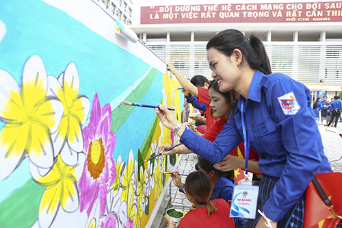 550 thanh niên Việt Nam - Lào vẽ tranh khắc ghi tình hữu nghị. 