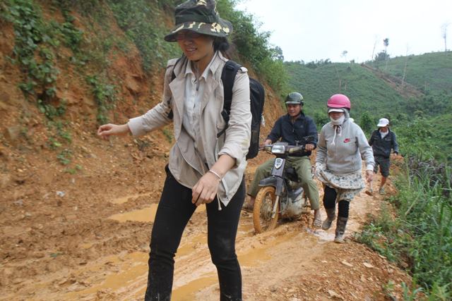 Thầy cô giáo vượt đường bùn lầy khai giảng năm học mới ở điểm trường vùng khó