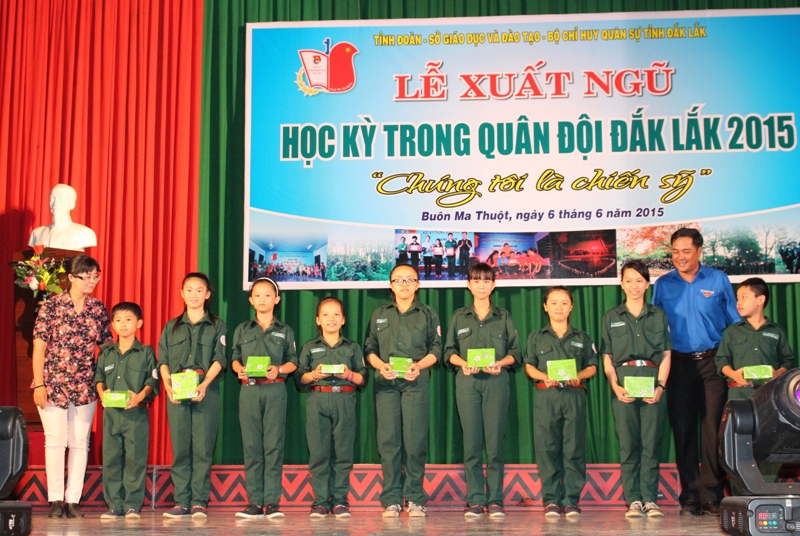 Lễ xuất ngũ lớp thiếu nhi chương trình "Học kỳ trong quân đội" năm 2015