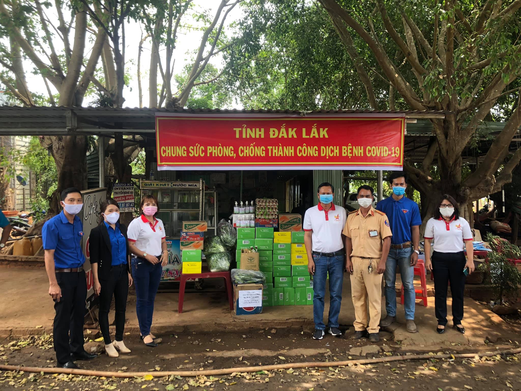 Thường trực Tỉnh đoàn và Hội Doanh nhân trẻ tỉnh thăm và tặng quà cho 08 chốt kiểm dịch Covid – 19 trên địa bàn tỉnh