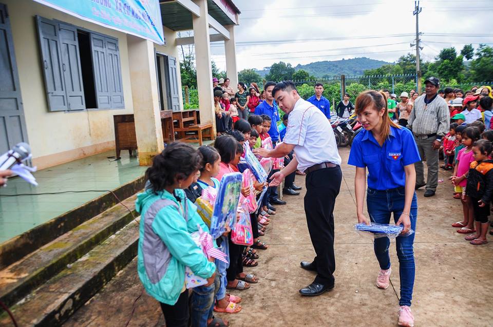 Tặng quà cho học sinh vùng khó khăn của xã Cư Kpô