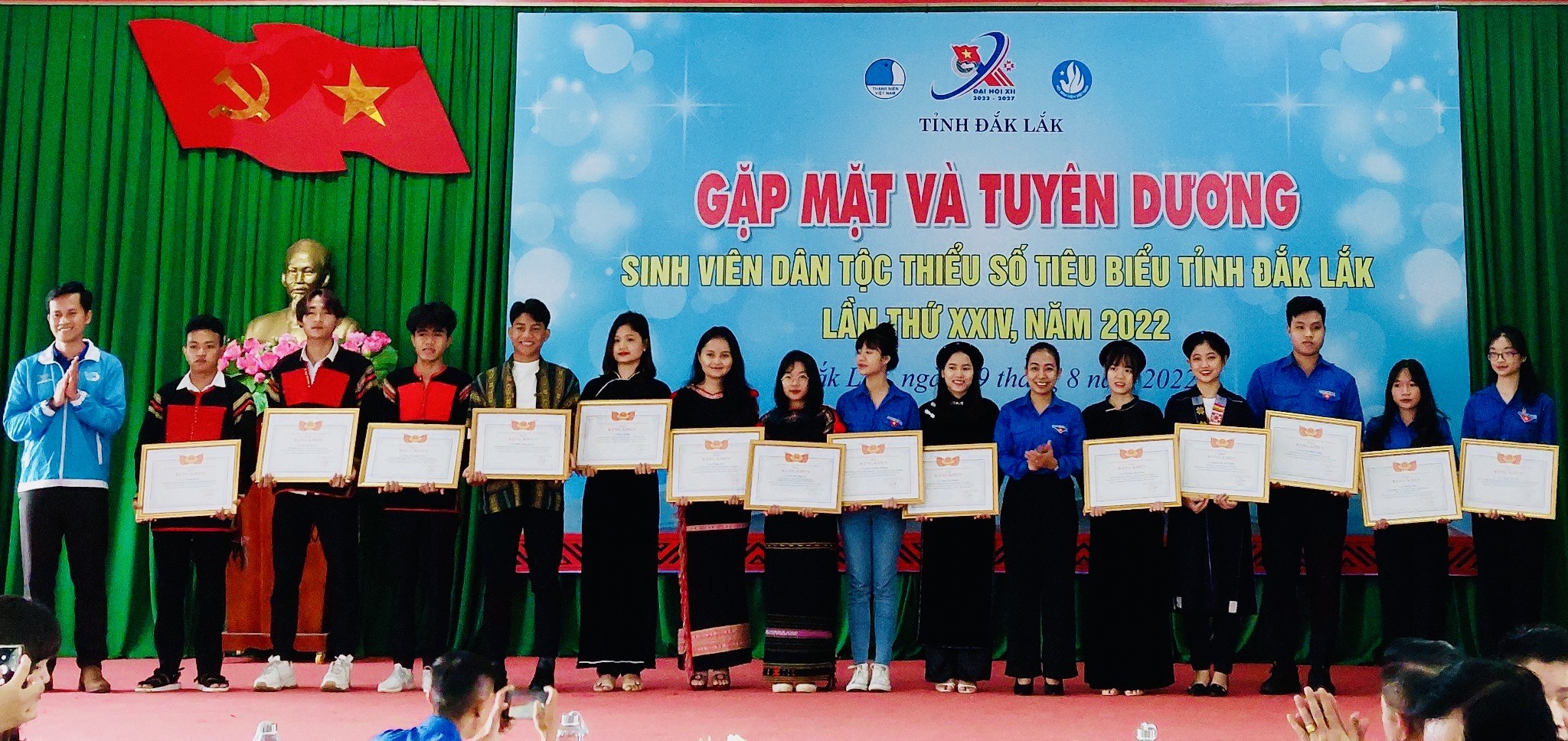 GẶP MẶT VÀ TUYÊN DƯƠNG 59 SINH VIÊN DÂN TỘC THIỂU SỐ TỈNH ĐẮK LẮK TIÊU BIỂU