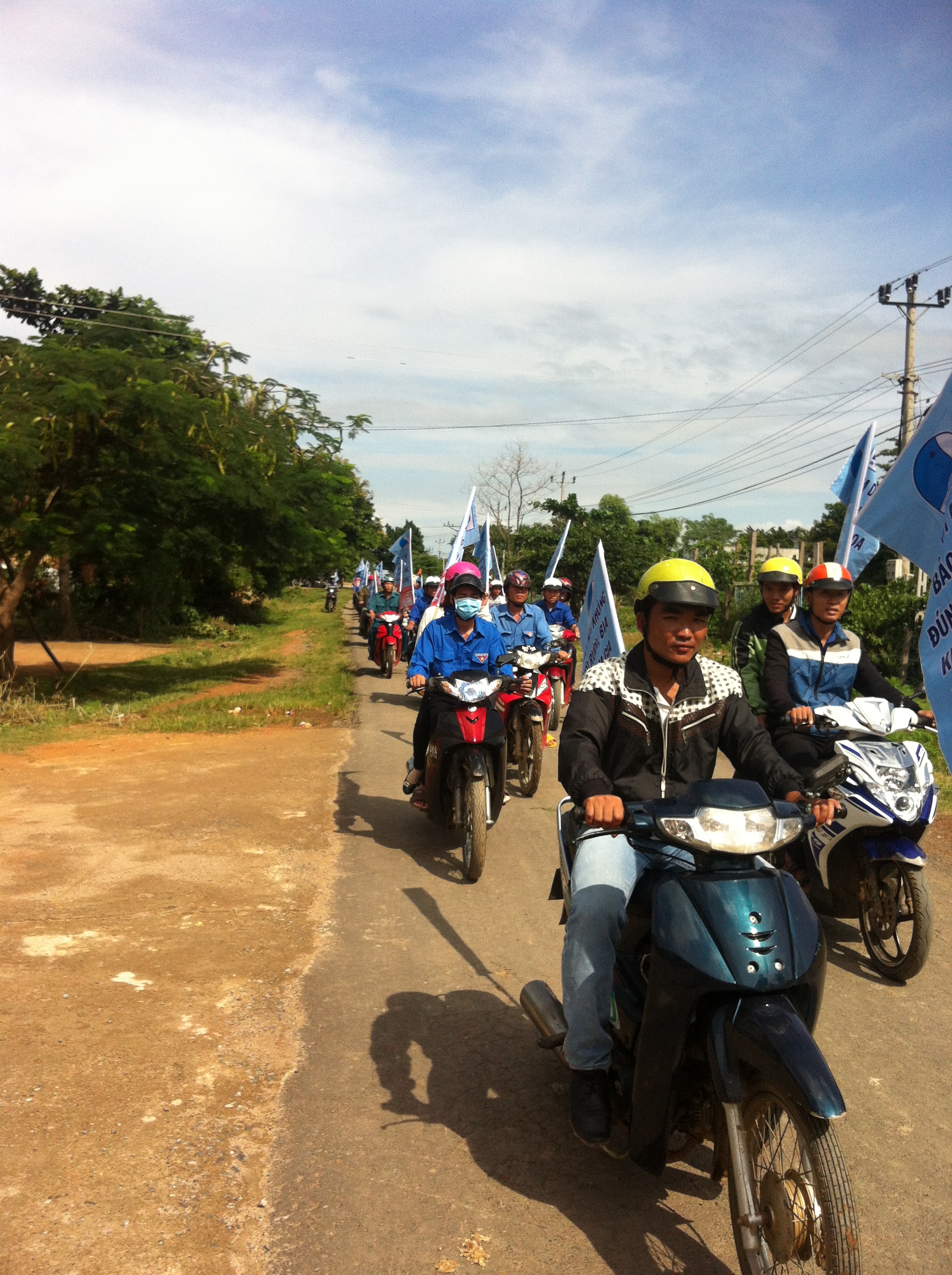 Huyện Krông Bông ra quân hưởng ứng tháng an toàn giao thông năm 2015