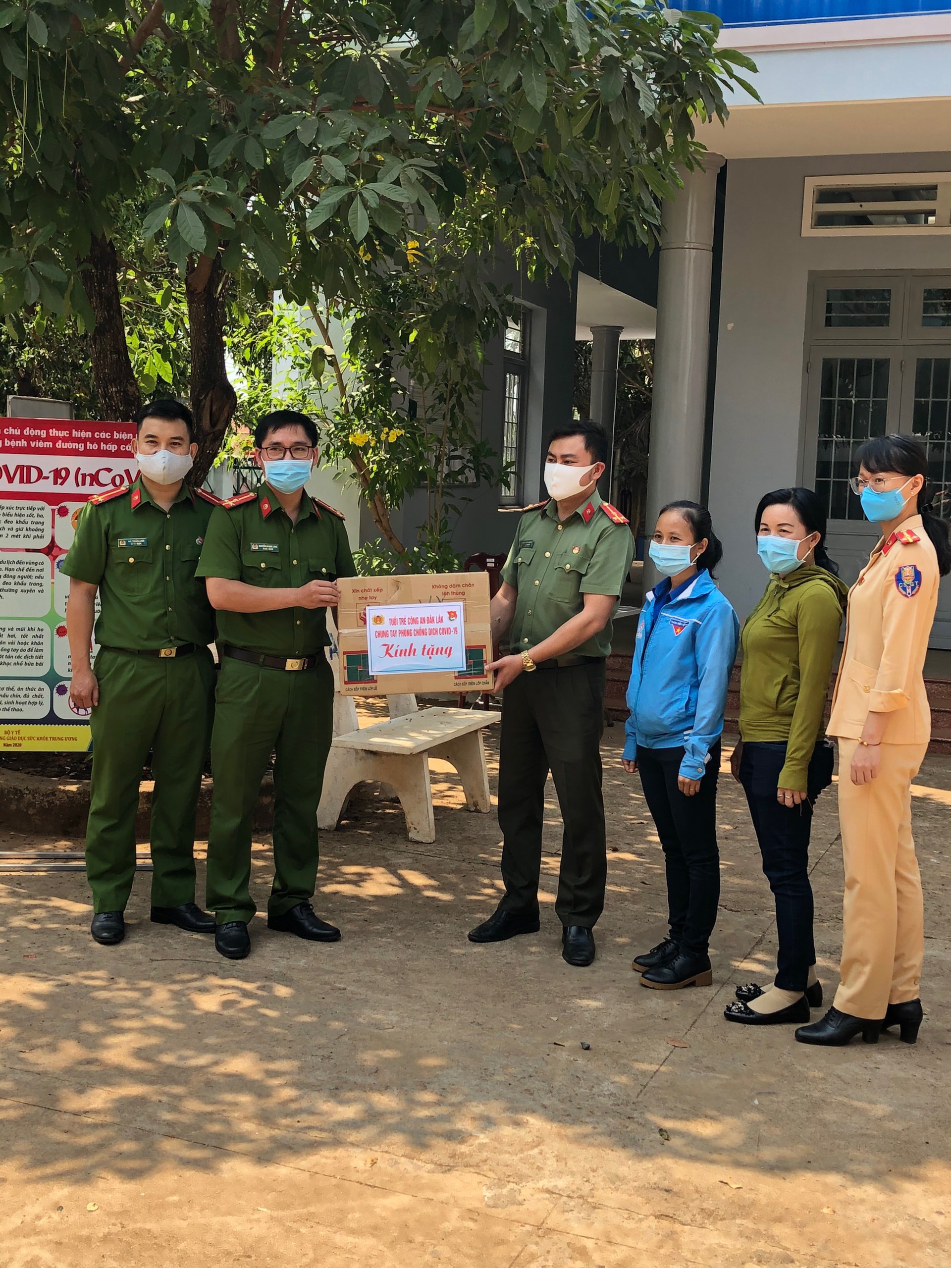 Đoàn Thanh niên Công an tỉnh đồng hành cùng cán bộ chiến sĩ trong tuyến đầu phòng chống dịch Covid - 19