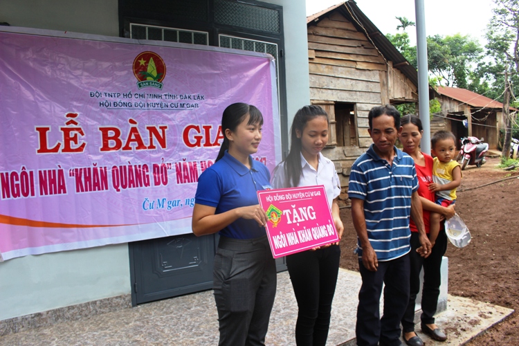 Bàn giao nhà Khăn quàng đỏ tặng học sinh khó khăn tại thị trấn Ea Pốk 