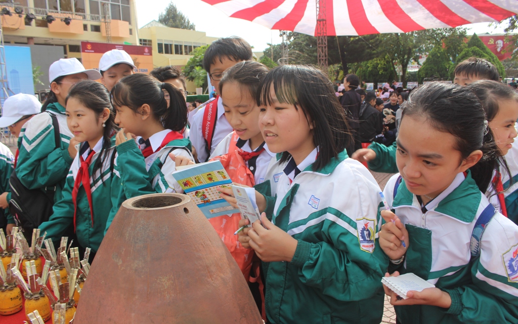 Tuyên truyền lưu động về tác hại của bom mìn