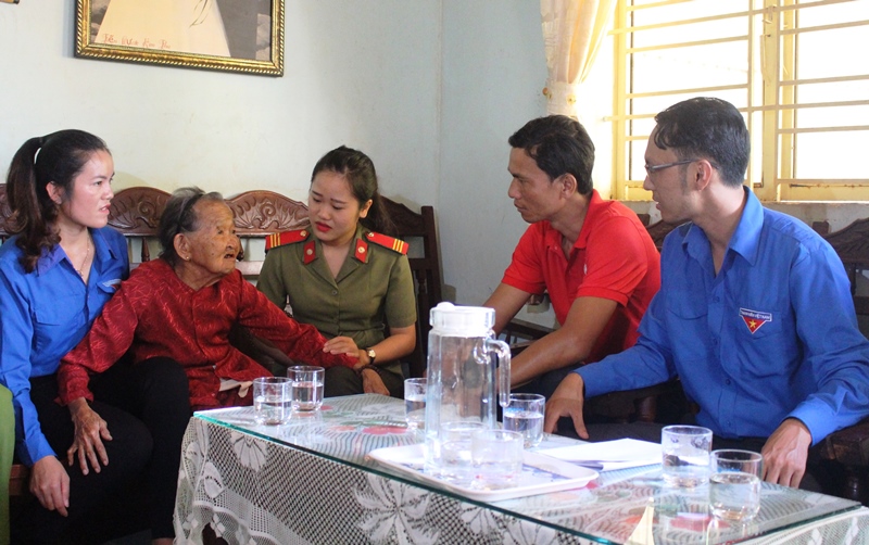 Thăm, tặng quà gia đình chính sách nhân kỷ niệm 70 năm Ngày Thương binh - Liệt sỹ