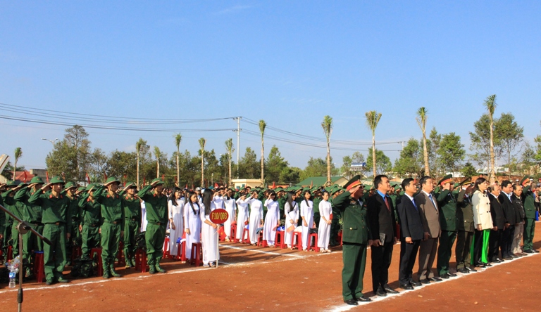 172 thanh niên ưu tú huyện Ea H'leo hăng hái lên đường nhập ngũ