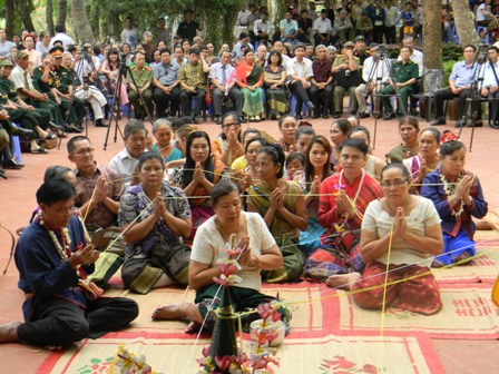 Người Lào ở Buôn Đôn đón tết Bunpimay 2015