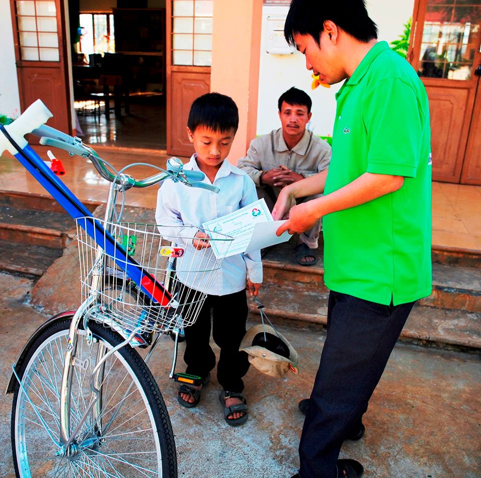 Trao học bổng tặng học sinh nghèo vượt khó 