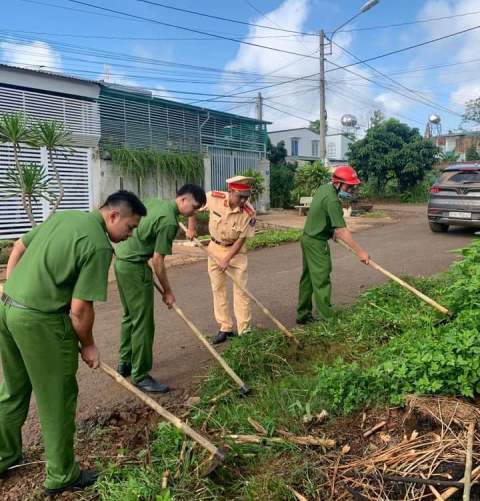 Thanh niên huyện Krông Pắc ra quân ngày chủ nhật xanh