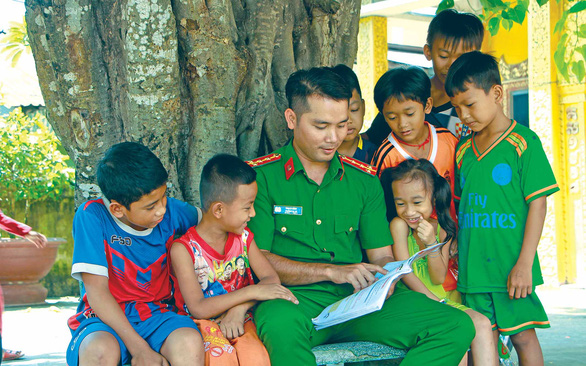 Trưởng công an xã dạy học không công, cắt tóc miễn phí cho trẻ em