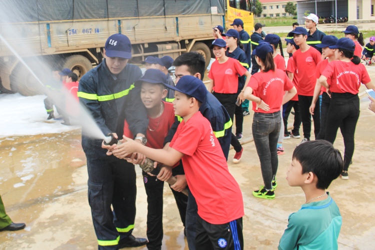 Chương trình trải nghiệm "Một ngày làm lính cứu hỏa"