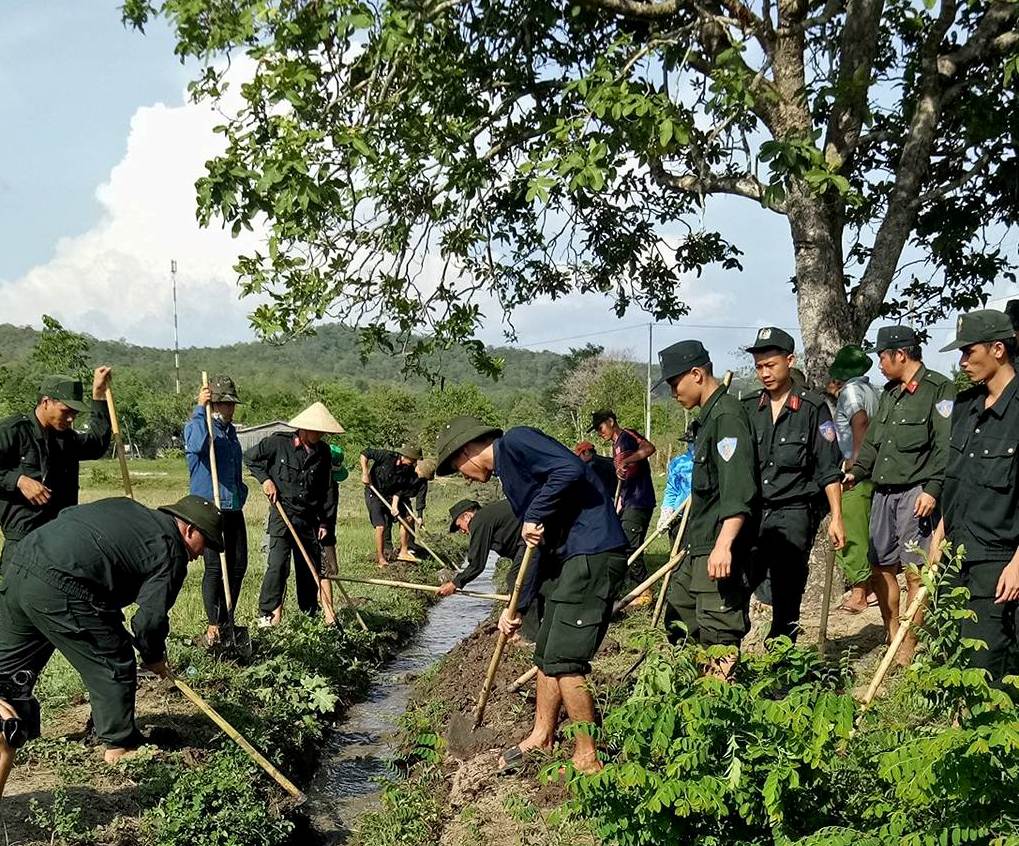 Đoàn thanh niên xã Krông Na ra quân dọn dẹp vệ sinh, bảo vệ môi trường