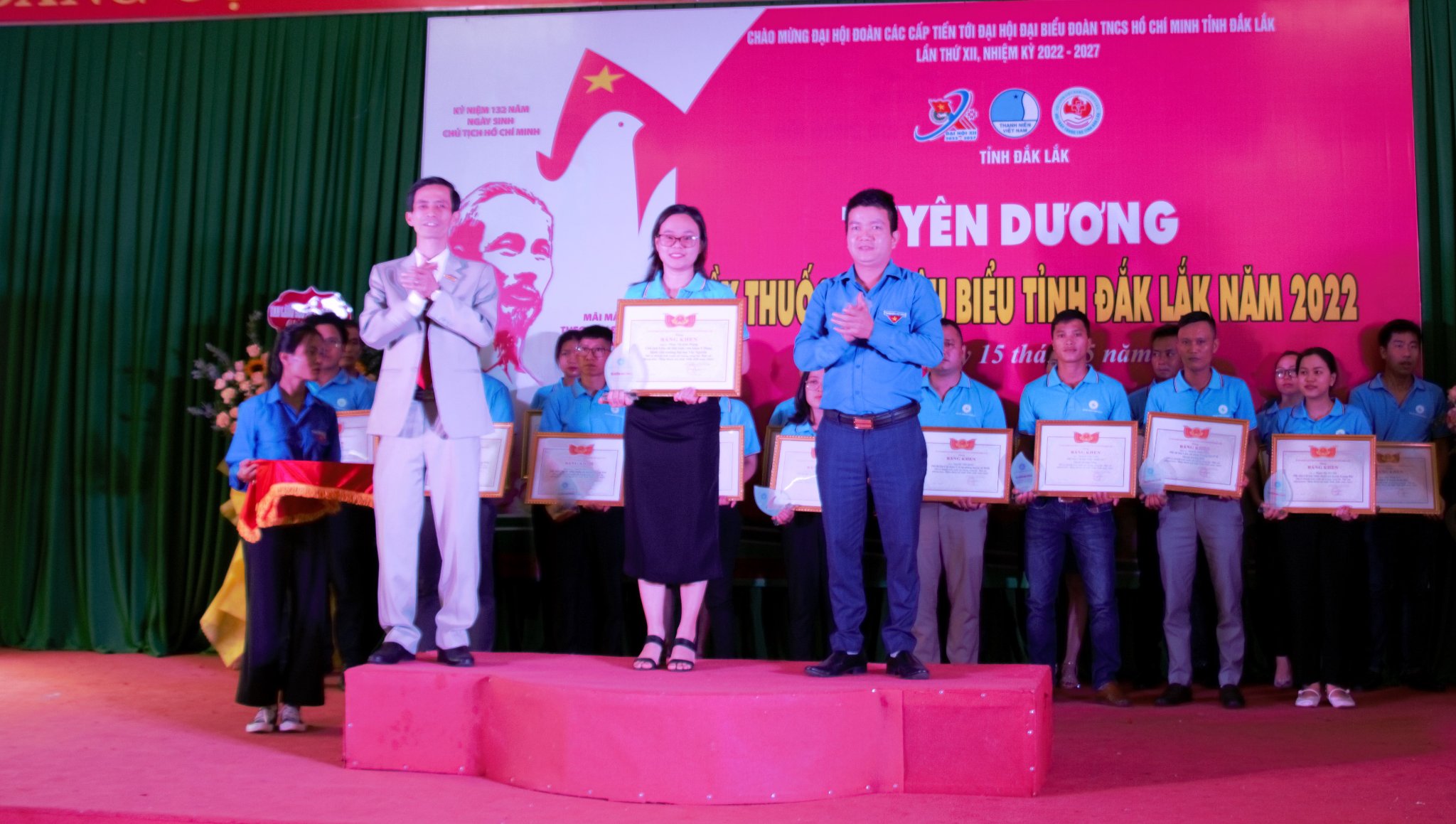 TUYÊN DƯƠNG 32 THẦY THUỐC TRẺ TIÊU BIỂU