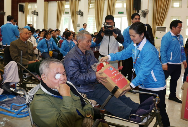 Thăm và tặng quà cho các thương, bệnh binh