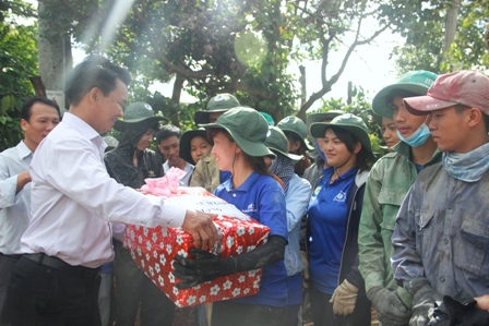 Thăm và động viên sinh viên tình nguyện tại huyện Cư M'gar