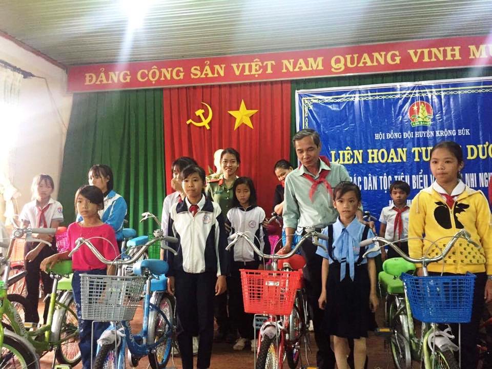 Tuyên dương 108 thiếu nhi dân tộc tiêu biểu và thiếu nhi nghèo vượt khó học giỏi