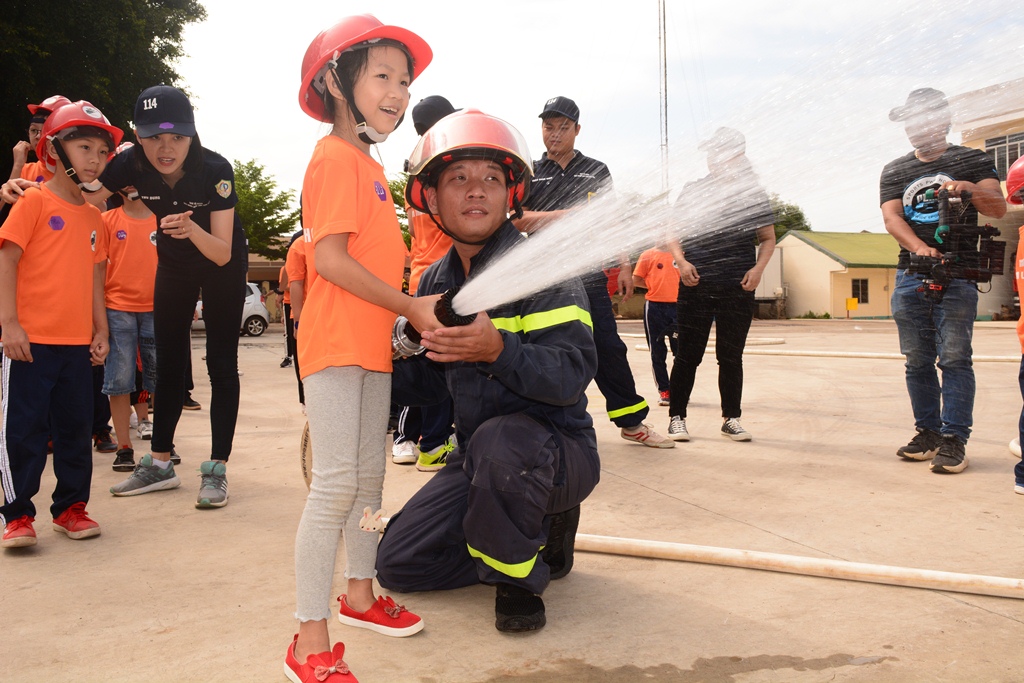 Chương trình trải nghiệm "Một ngày làm lính cứu hỏa"