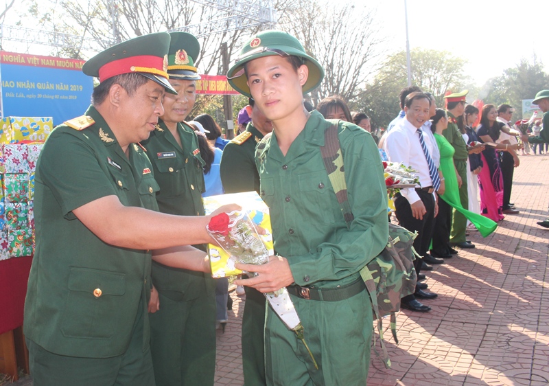 Huyện Buôn Đôn tiễn 135 thanh niên lên đường nhập ngũ