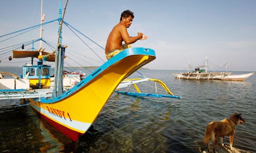 Tàu Trung Quốc dùng vòi rồng đuổi ngư dân Philippines ở bãi Scarborough