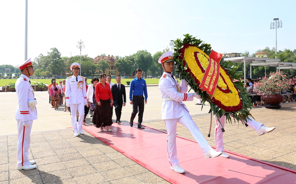 Đoàn đại biểu cấp cao Đoàn TNCS Cu Ba viếng Lăng Chủ tịch Hồ Chí Minh 