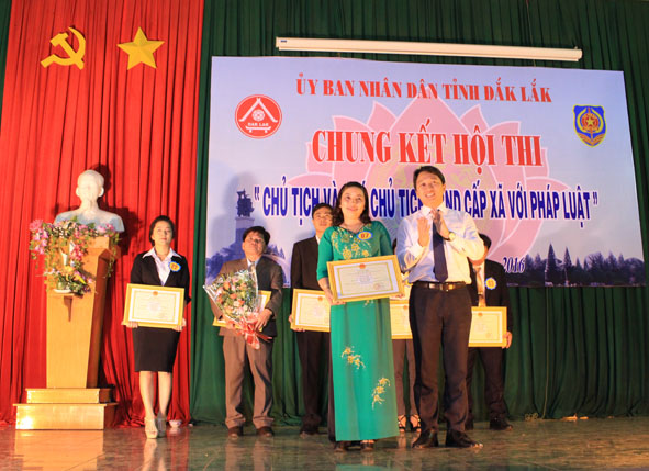 Hội thi "Chủ tịch, Phó Chủ tịch UBND cấp xã với pháp luật": Hình thức sinh động đưa pháp luật đến với người dân