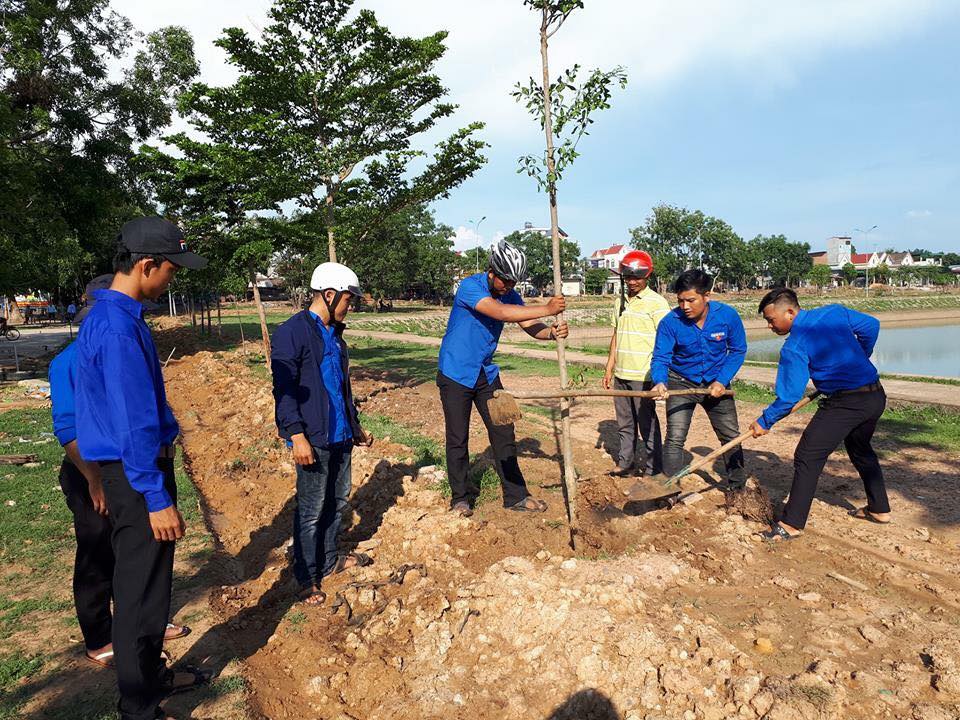 Lễ ra quân trồng cây cảnh quan Công trình thanh niên thị xã Buôn Hồ năm 2018.