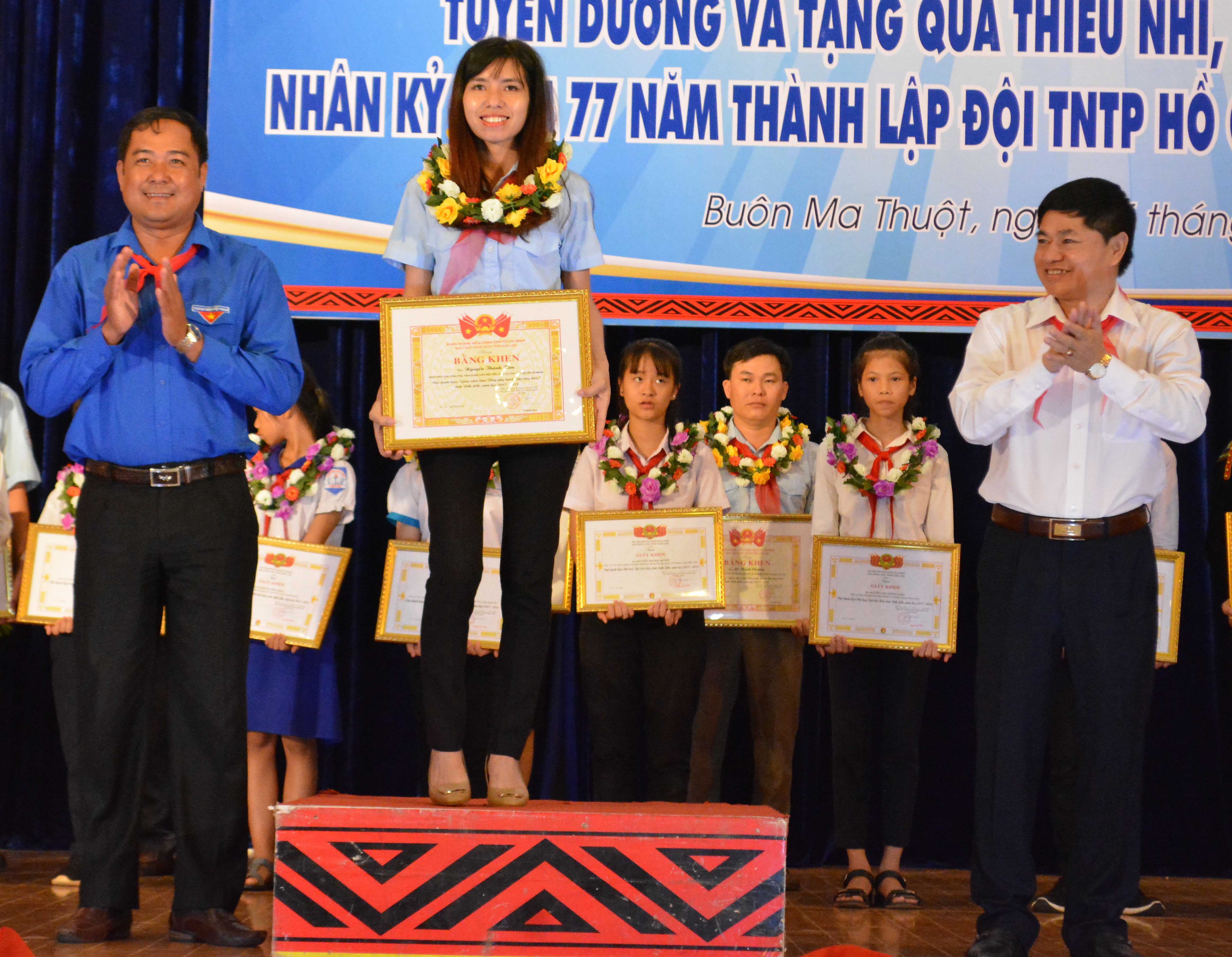 Những thanh niên mang khăn quàng đỏ