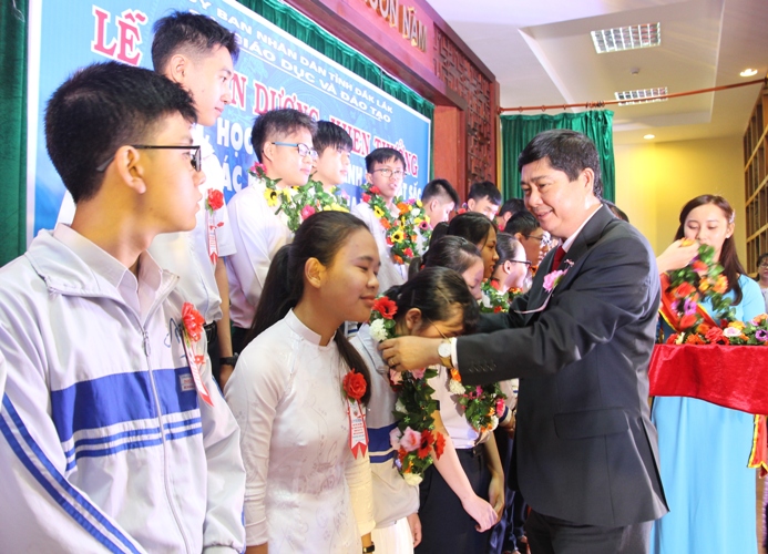 Tuyên dương, khen thưởng giáo viên, học sinh giỏi năm học 2017 - 2018