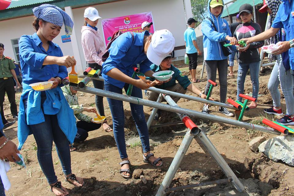 Tặng khu vui chơi cho học sinh mẫu giáo ở xã khó khăn Ea Đăh