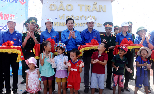 Cờ đỏ sao vàng tung bay trên cột cờ chủ quyền Tổ quốc tại Đảo Trần