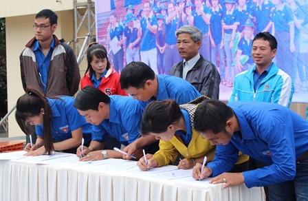 Phát động và ký cam kết Đoàn viên thanh niên tham gia bảo vệ môi trường và thực hiện nếp sống văn minh đô thị