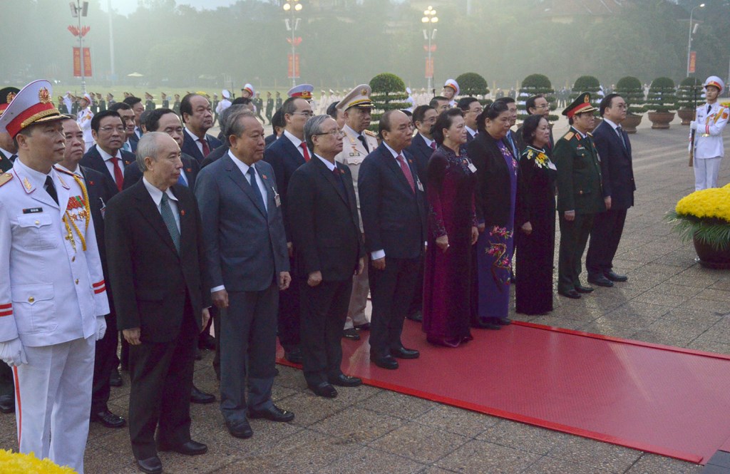 CÁC ĐẠI BIỂU DỰ ĐẠI HỘI ĐẠI BIỂU TOÀN QUỐC LẦN THỨ XIII CỦA ĐẢNG VÀO LĂNG VIẾNG CHỦ TỊCH HỒ CHÍ MINH