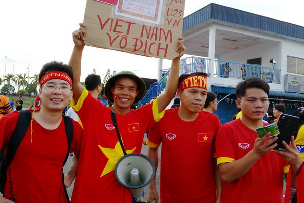 CĐV Việt Nam tại Malaysia không ngán 'chảo lửa' Shah Alam