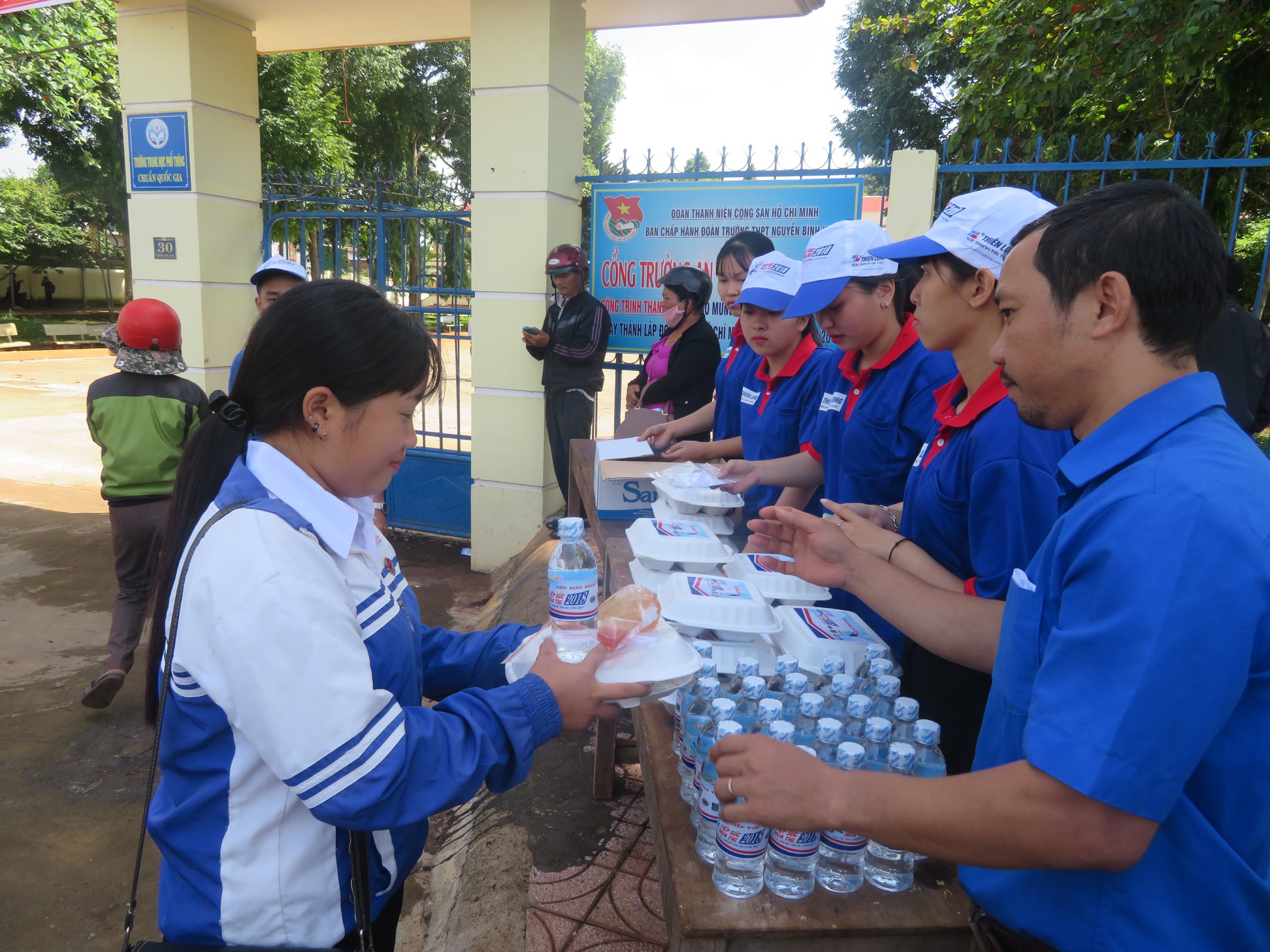 Huyện Đoàn Krông Pắc hỗ trợ trên 300 suất ăn miễn phí cho thí sinh thi THPT quốc gia năm 2019