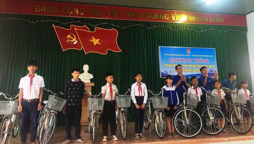 Tặng 300 suất quà cho thiếu nhi tại huyện Krông Ana