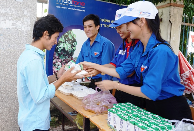 Hơn 800 suất cơm, sữa miễn phí trong chương trình "Tiếp sức mùa thi" ở Krông Bông