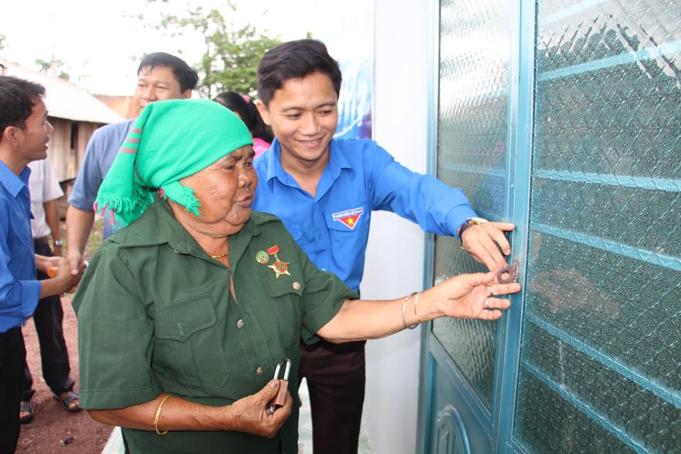 Bàn giao “Nhà tình nghĩa” tặng cựu thanh niên xung phong